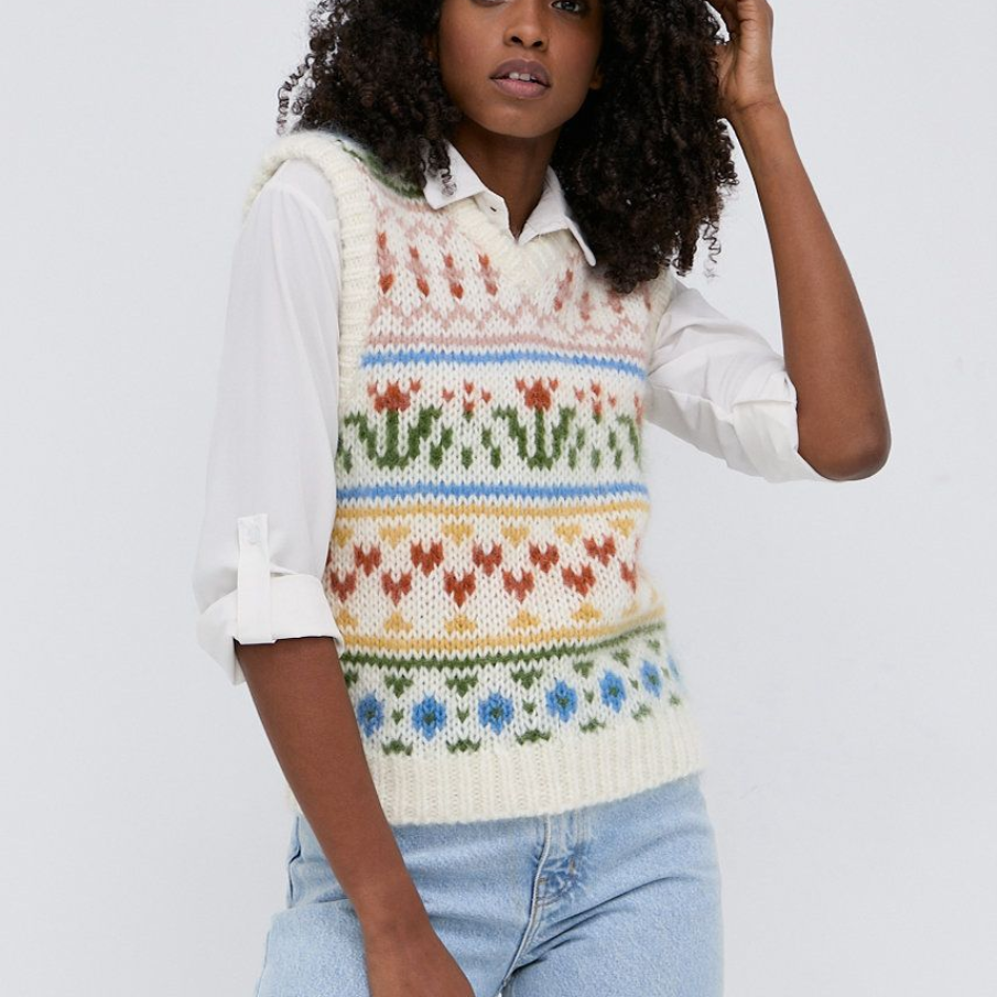 Vestă albă cu imprimeuri multicolore, perfectă pentru a fi purtată peste o cămașă. Are în compoziție 35% Mohair, 10% Lână