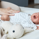 Colicile la bebeluși: când apar, cât durează și cum se pot calma?