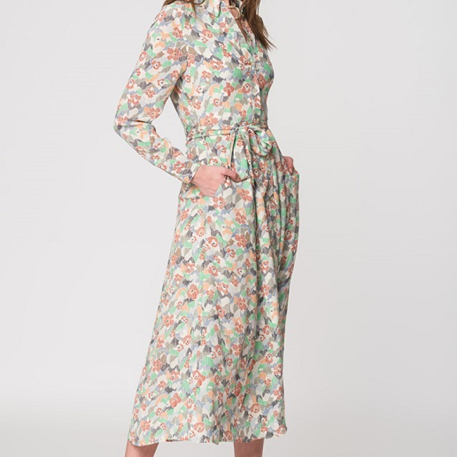 Rochie tip cămașă cu cordon, elegantă, cu un imprimeu floral diafan, în nuanțe pastelate 