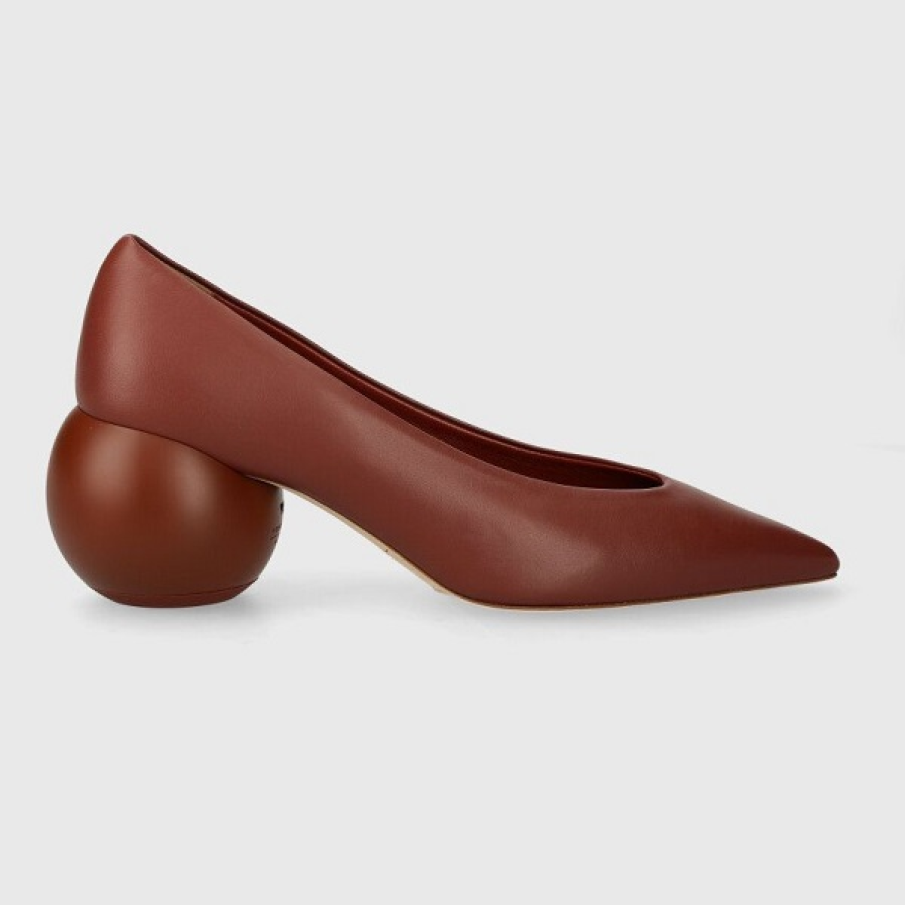 Pantofi maro din colecția Weekend Max Mara, cu toc mic, sculptural, și vârf rotund, confecționați din piele naturală
