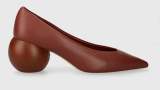 Pantofi maro din colecția Weekend Max Mara, cu toc mic, sculptural, și vârf rotund, confecționați din piele naturală