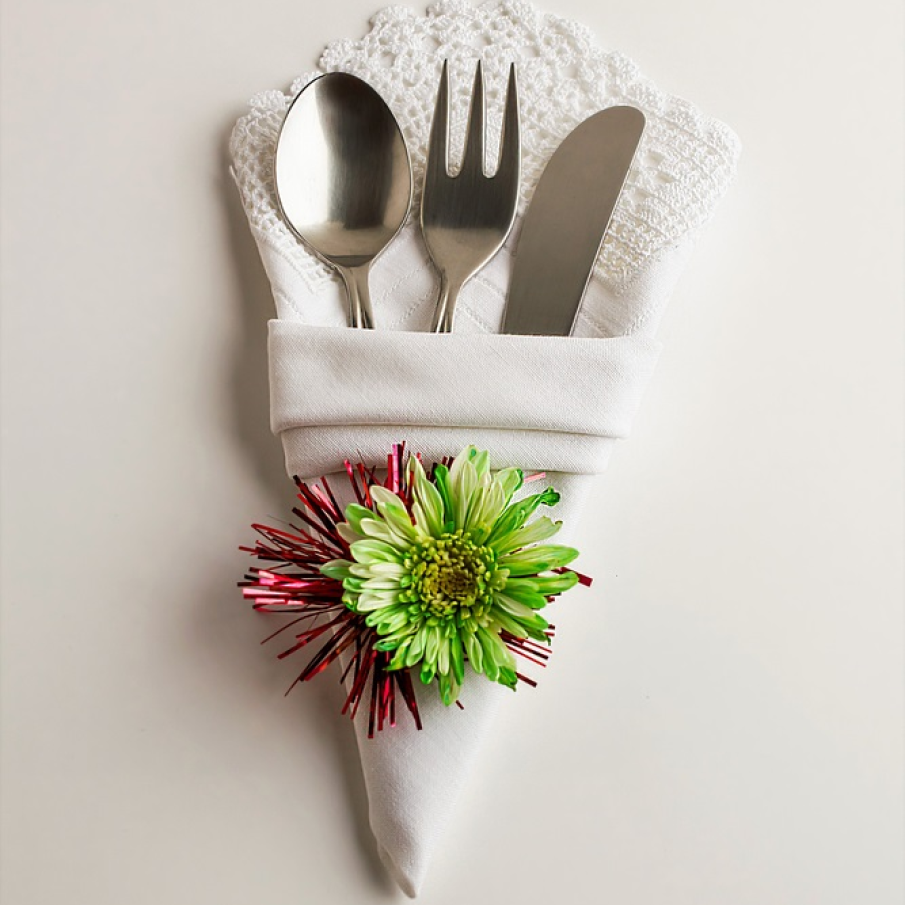 Servetel impaturit in forma de triunghi si decorat cu flori 