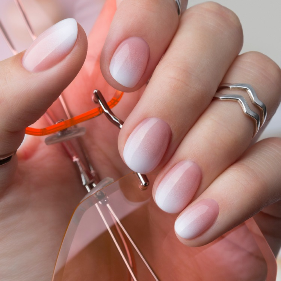 Manichiură ombre gradient perfectă pentru primăvară datorită nuanțelor dulci și delicate utilizate de roz și alb lăptos
