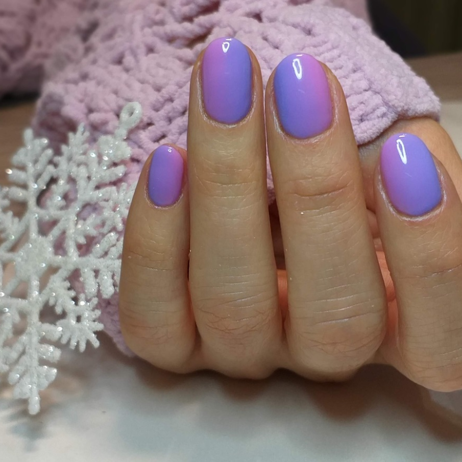 Manichiură ombre gradient în care tranziția între nuanțele de lila și roz este foarte subtilă 