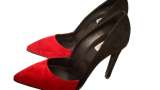 Pantofi Stiletto Adonia, în duo roșu-negru, cu vârf ascuțit și și design elegant. Sunt confecționați manual din piele întoarsă. 