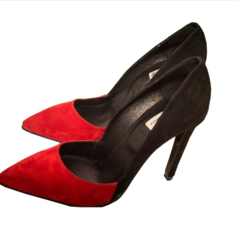 Pantofi Stiletto Adonia, în duo roșu-negru, cu vârf ascuțit și și design elegant. Sunt confecționați manual din piele întoarsă. 
