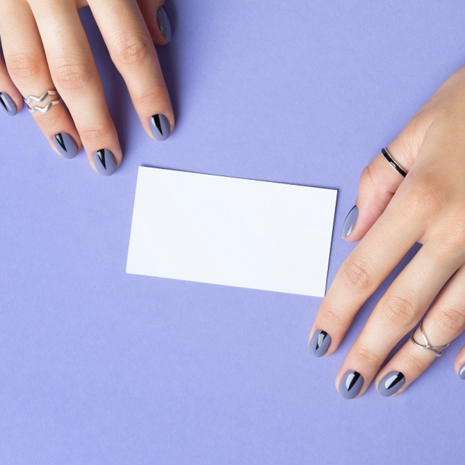 Manichiură very peri cu accente minimaliste și pete de negru 