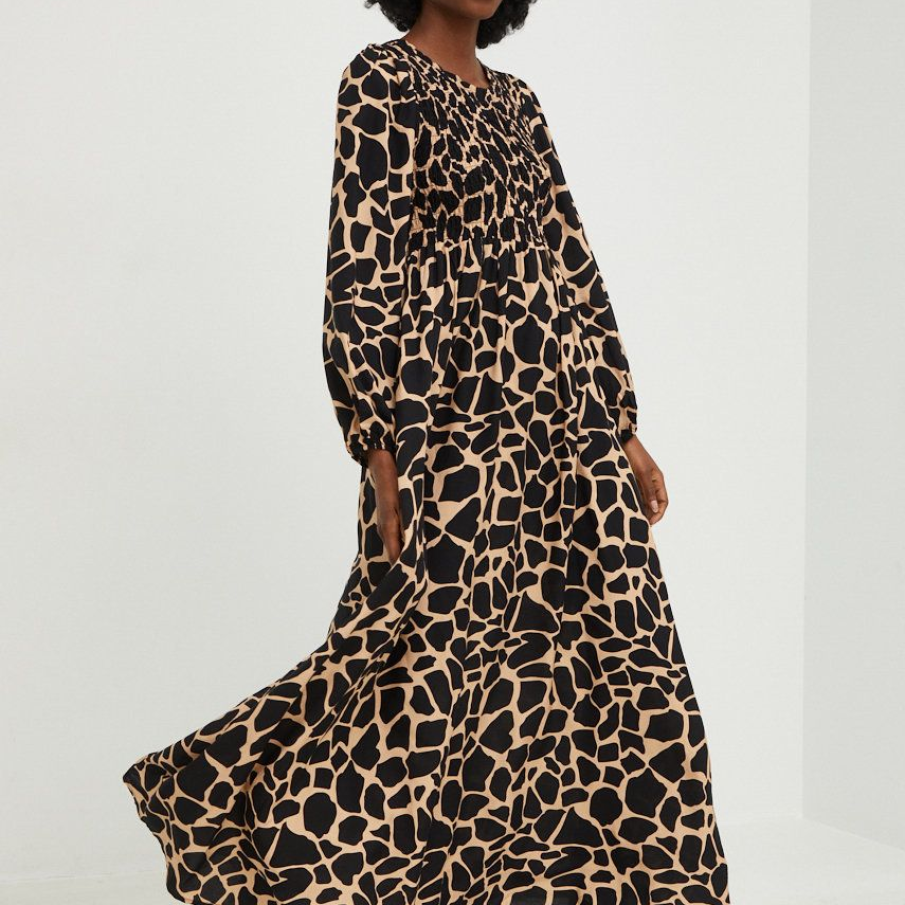 Rochie de toamnă într-un imprimeu superb de inspirație animal print, cu inserții elastice și croială lejeră