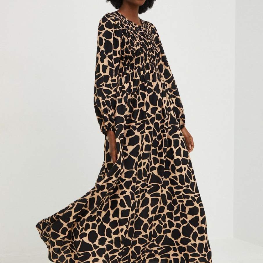 Rochie de toamnă într-un imprimeu superb de inspirație animal print, cu inserții elastice și croială lejeră