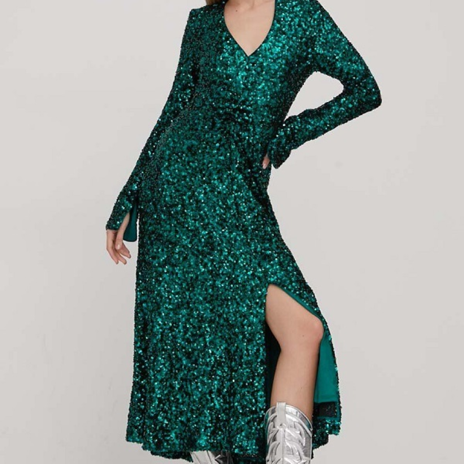 Rochie midi superbă, verde, din colecția Rotate, confecționată din material cu paiete. Dispune de mâneci lungi, cu un mic șliț, și crăpătură pe un picior