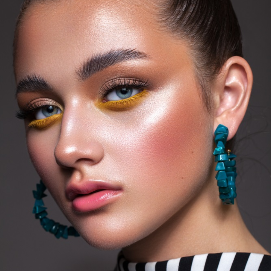 Machiaj modern pentru ochii albaștri, cu umbre bine definite de galben solar pe pleoapele inferioare