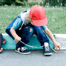 Nu reușește să-și lege șireturile? Poate fi un semn că ai un copil supradotat, afirmă o specialistă din SUA