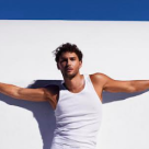 Calvin Klein dă startul verii cu Cooper Koch în elementele esențiale pentru vreme caldă  