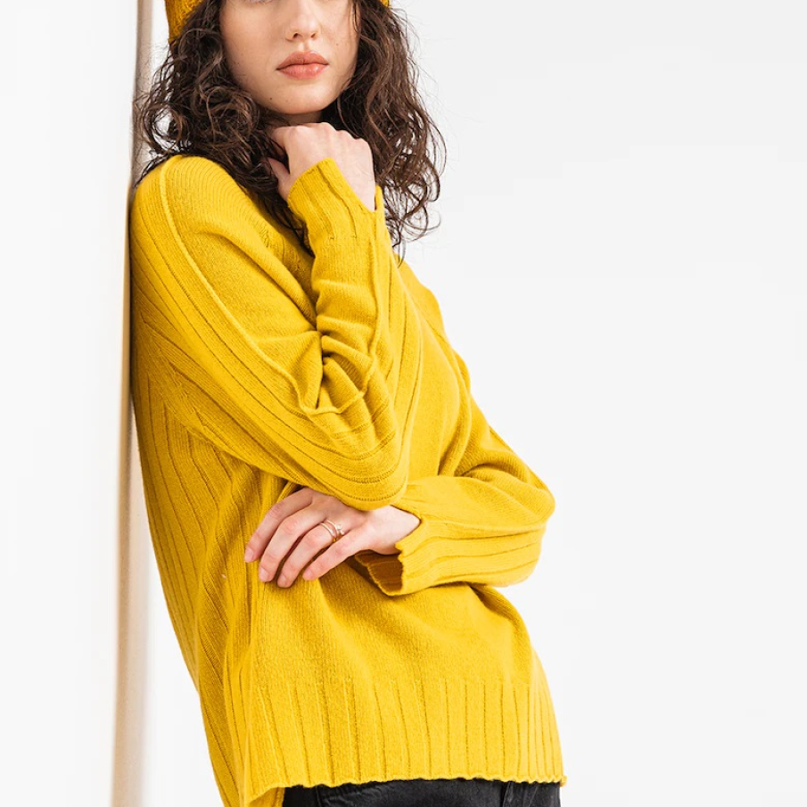 Pulover uni de la United Colors of Benetton, în nuanță de galben muștar, cu o croială asimetrică 