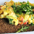 Mic dejun fancy: omleta cu carne de rac si rucola