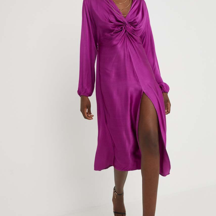 Rochie subțire midi dincolecția Answear Lab, cu decolteu în V, șliț pe un picior și mânecile căzute. Este confecționată din țesătură satinată mov