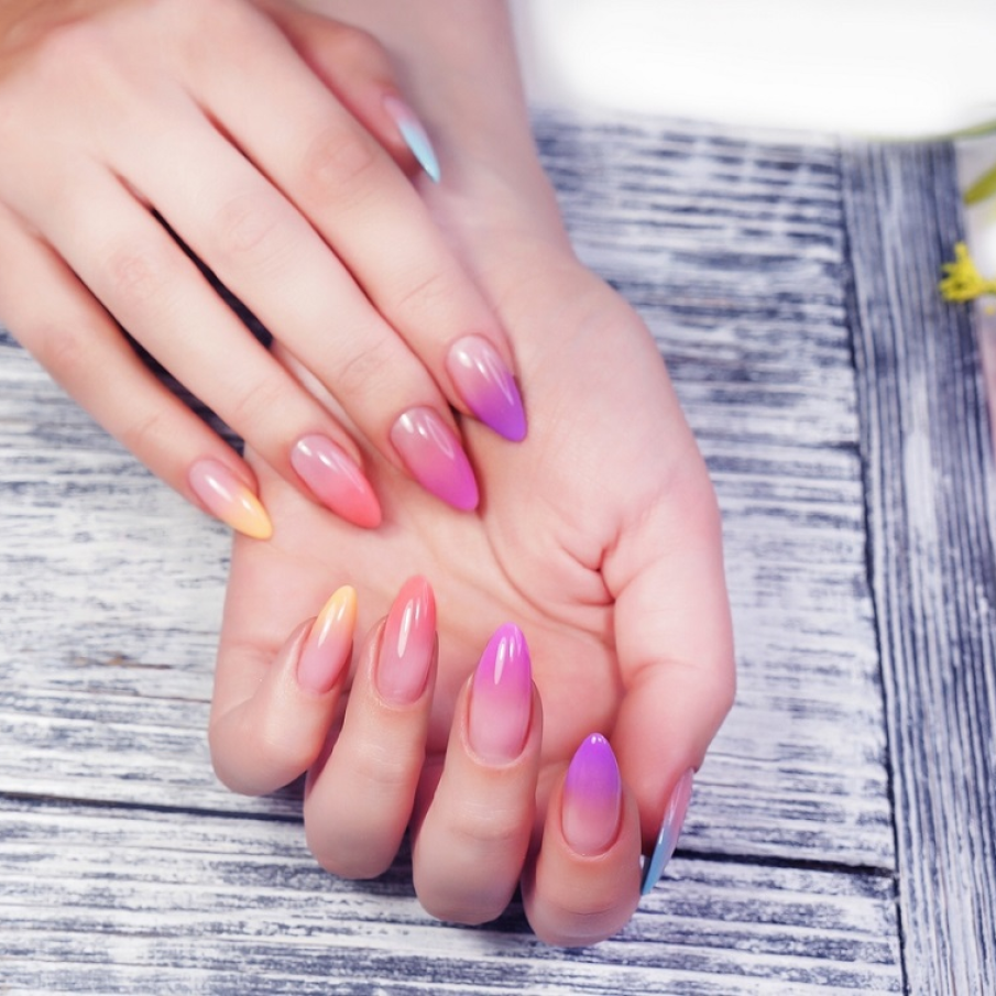 Manichiură nude cu gel, cu vârfurile ascuțite, stil triunghi, înmuiate ușor în nuanțele curcubeului 