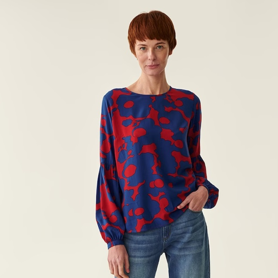 Bluză în nuanță de albastru închis, cu imprimeu abstract roșu, și mâneci bishop de la Tatuum