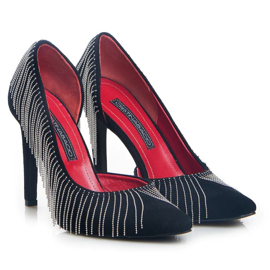 Pantofi din piele întoarsă cu vârf ascuțit, decorați cu franjuri din mărgele care curg pe suprafața lor 