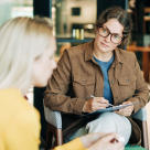 De ce ajung femeile din România la psiholog. ”Trăim într-o cultură în care femeia e învățată să pună nevoile celorlalți înainte”