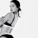 Calvin Klein lansează noua campanie de lenjerie intimă pentru toamna 2025, cu ROSALÍA în rolul principal
