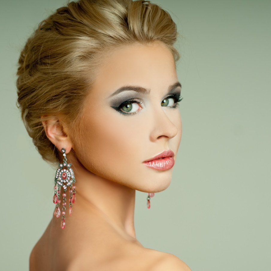 Argintiu și farduri în nuanțe de gri cârtiță pentru o privire intensă și luminoasă 