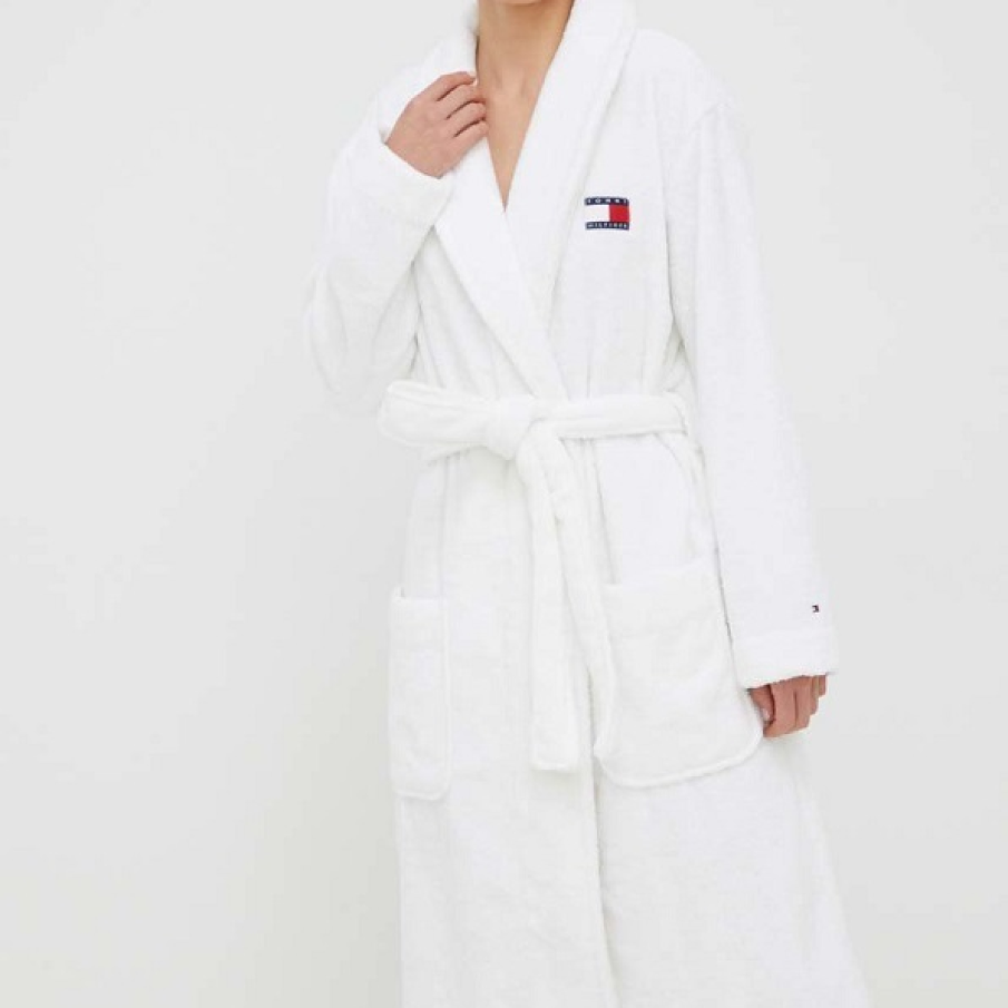  Halat de baie Tommy Hilfiger din bumbac alb 100%, depășind ușor nivelul genunchiului