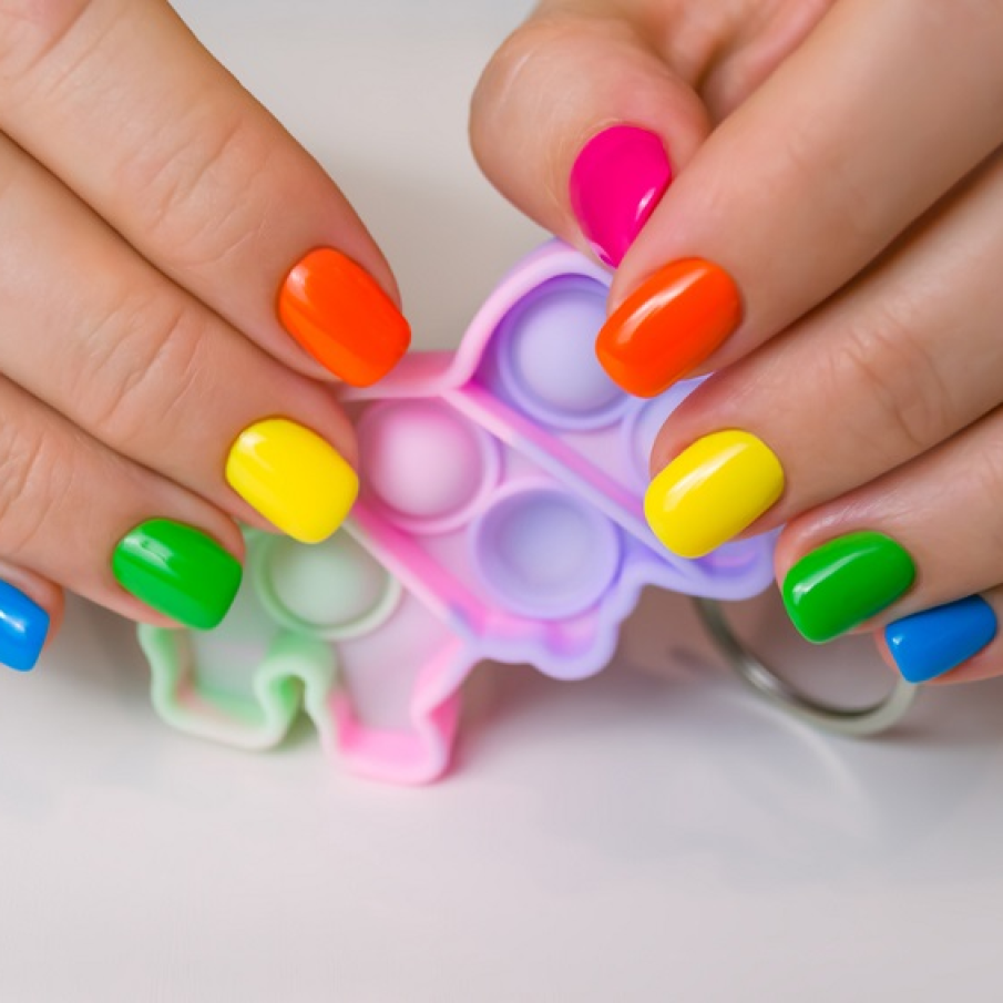 Poți aduce culorile curcubeului și pe fiecare din unghiile tale, colorând diferit, în nuanțe tari și vii sau pastelate fiecare unghie în parte