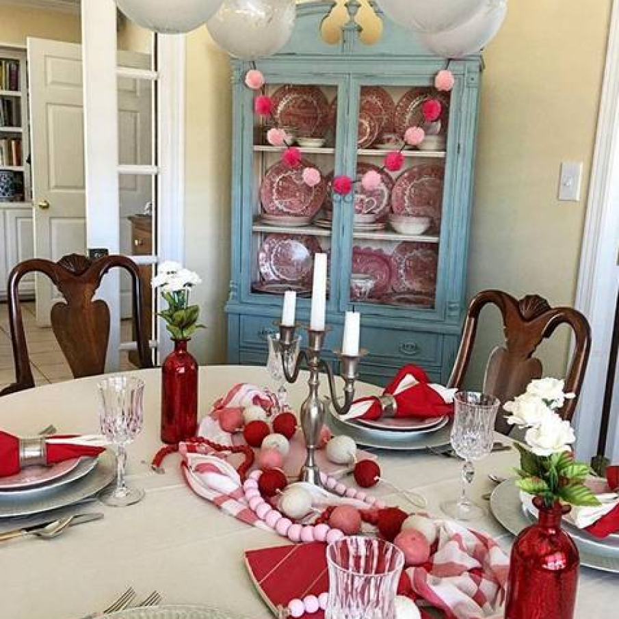 In centrul mesei puteti organiza un aranjament special din decoratiuni specifice Valentine's Day 