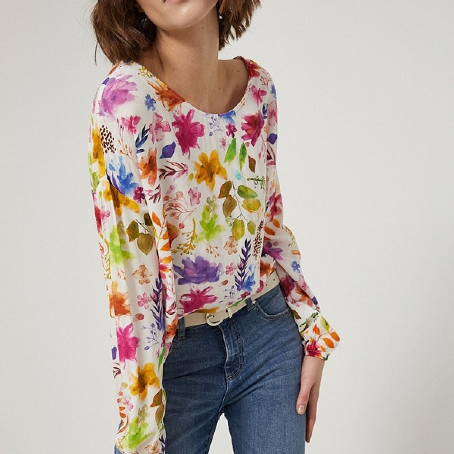 Bluza albă cu mâneci lungi și lejere, într-un superb imprimeu multicolor și pictural pe care regăsim flori și frunze de toamnă