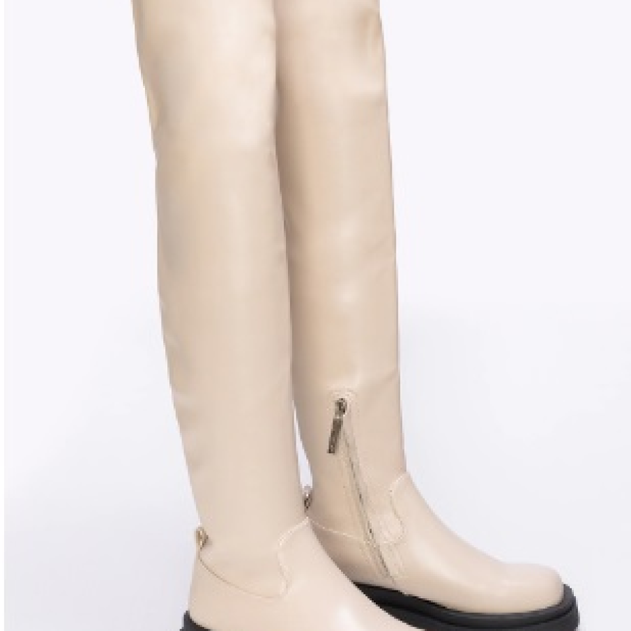 Cizme de piele lungi, peste genunchi, din piele de culoare maro nisipiu, talpa plată și toc masiv 