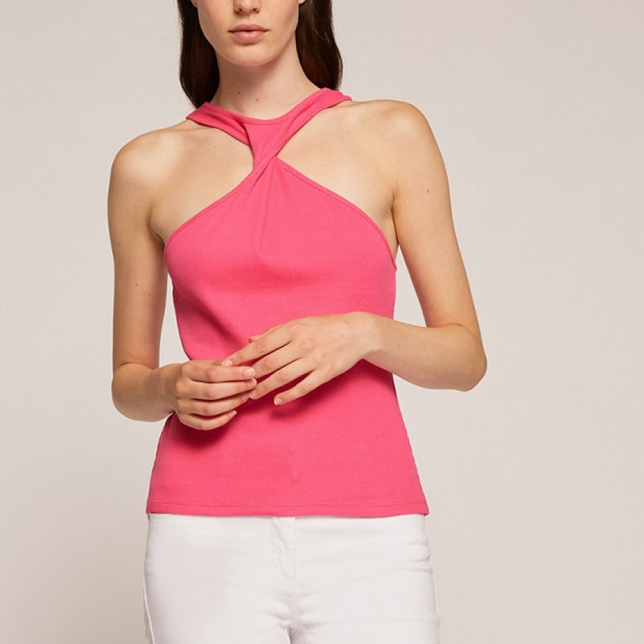 Top roz fuchsia din bumbac, de la Motivi. Modelul topului este unul regular fit, cu aspect răsucit, ce pune în evidență umerii 