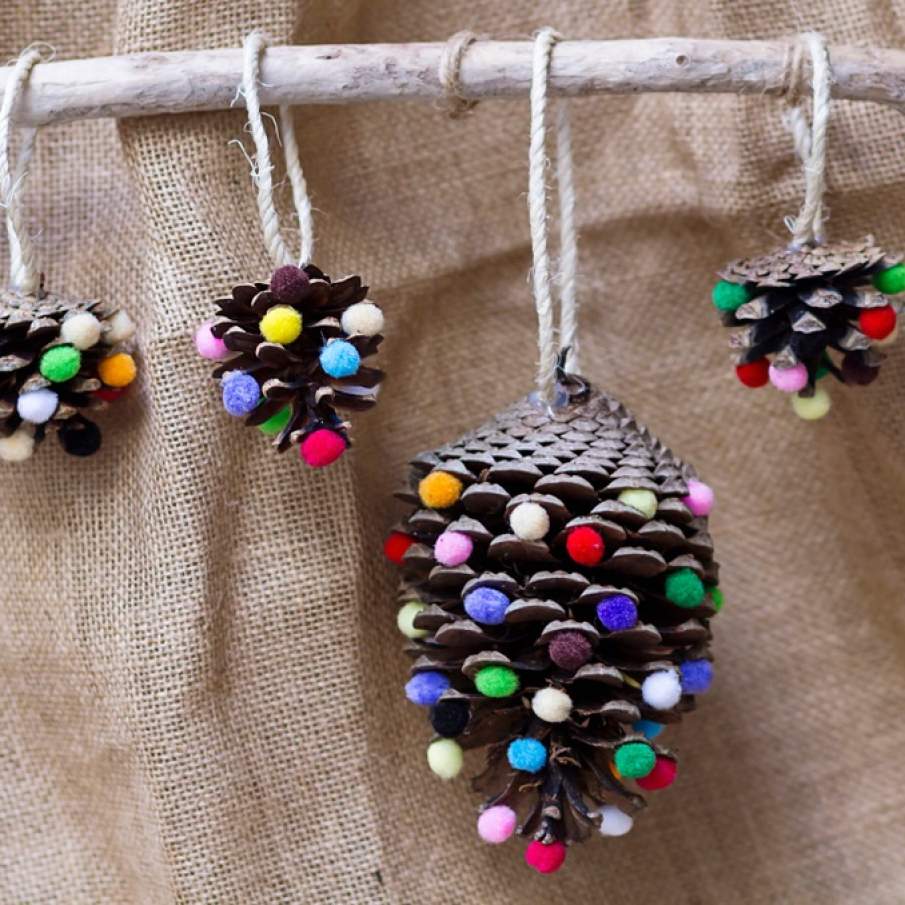 Draperia cu ornamente suspendate (conuri minunate decorate cu biluțe multicolore)