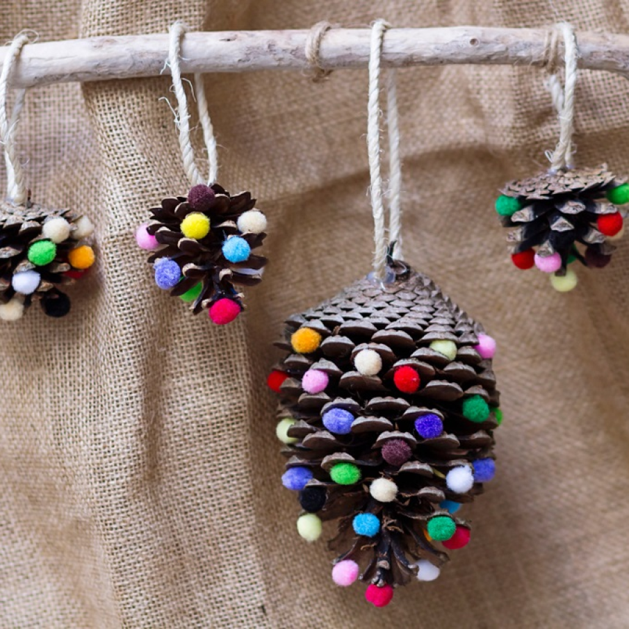 Draperia cu ornamente suspendate (conuri minunate decorate cu biluțe multicolore)