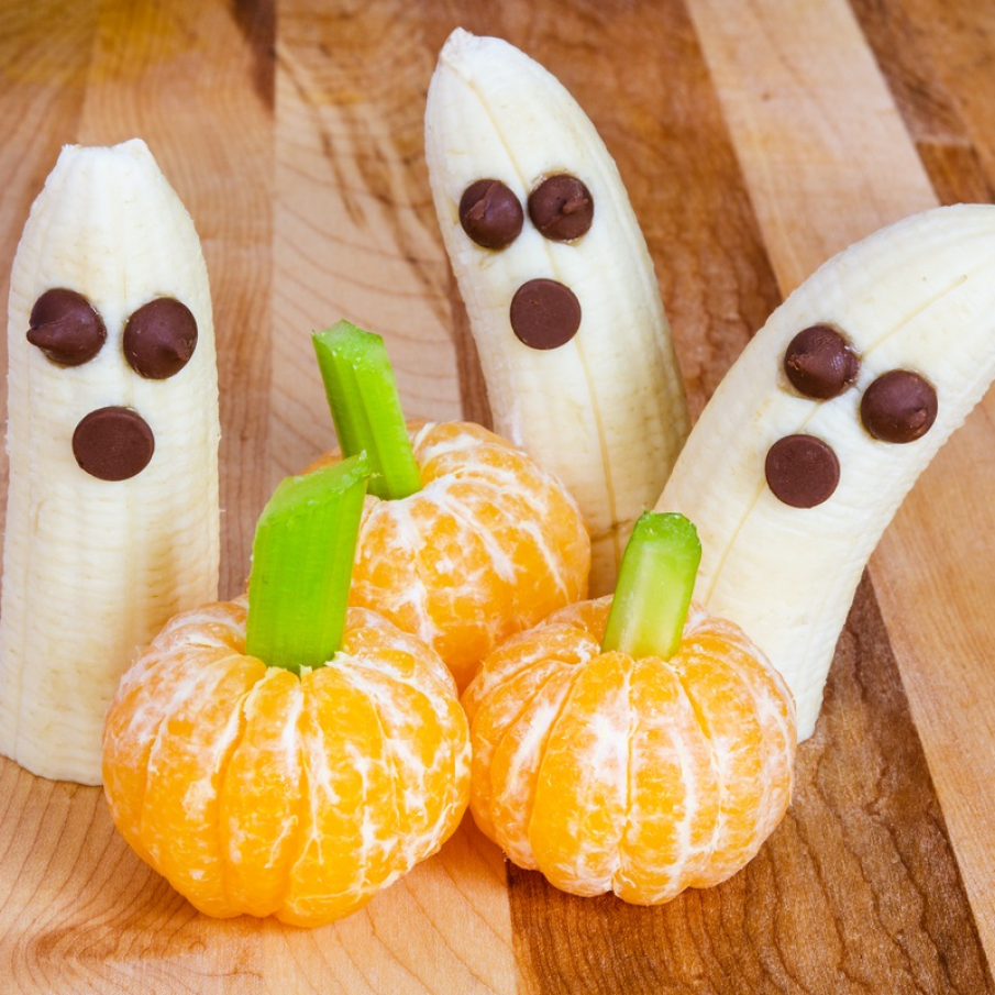 Desertul prietenos (și sănătos) de Halloween: dovleci falși  (din clementine decorate cu castravete sau tije de țelină apio) și banane