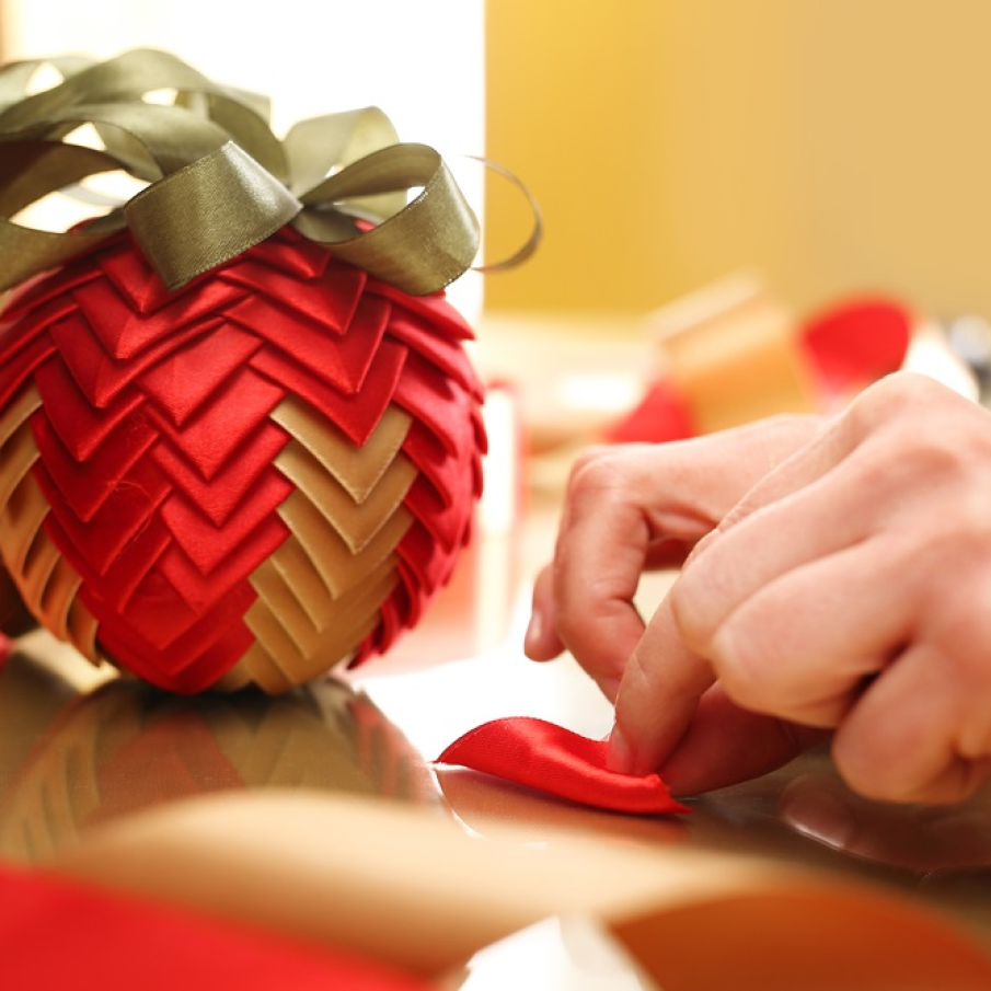 Glob de pom confecționat din panglici suprapuse 