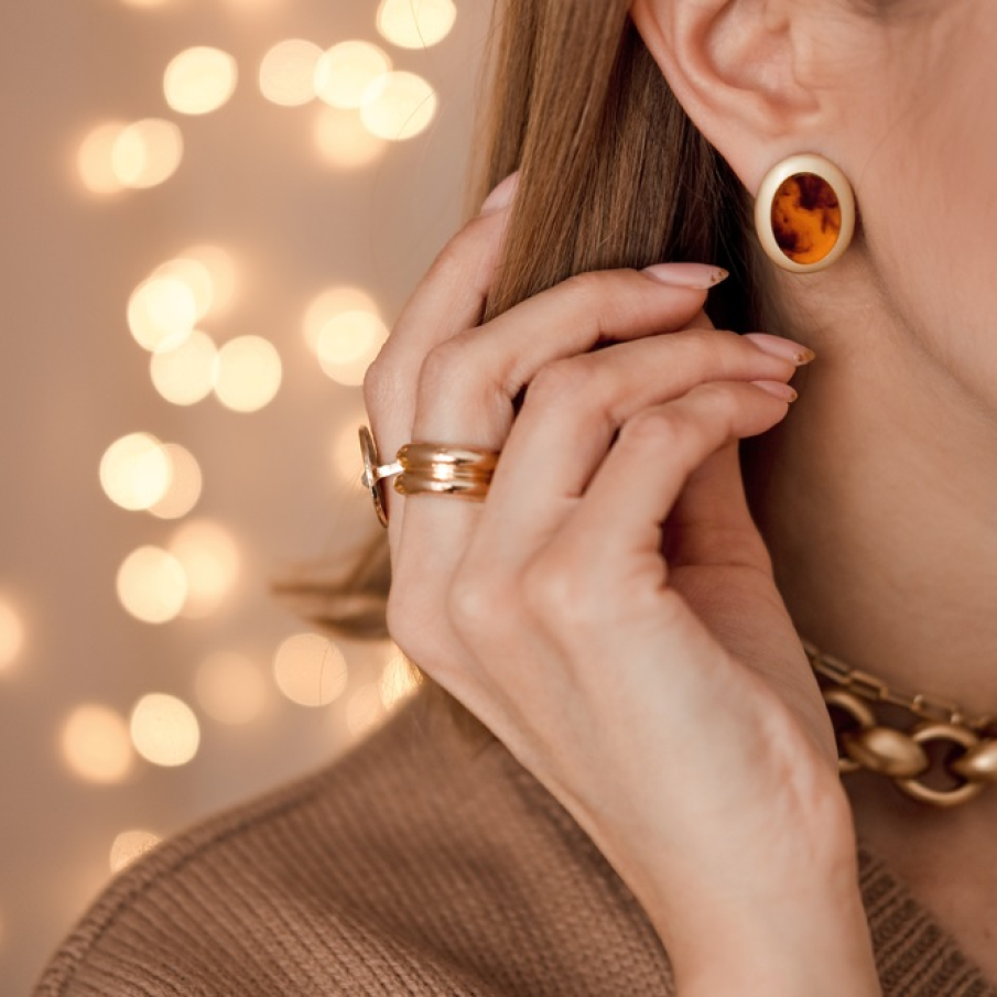 O combinație foarte inspirată este cea dintre suprapunerea unui colier masiv din zale peste un altul minimalist și simplu 