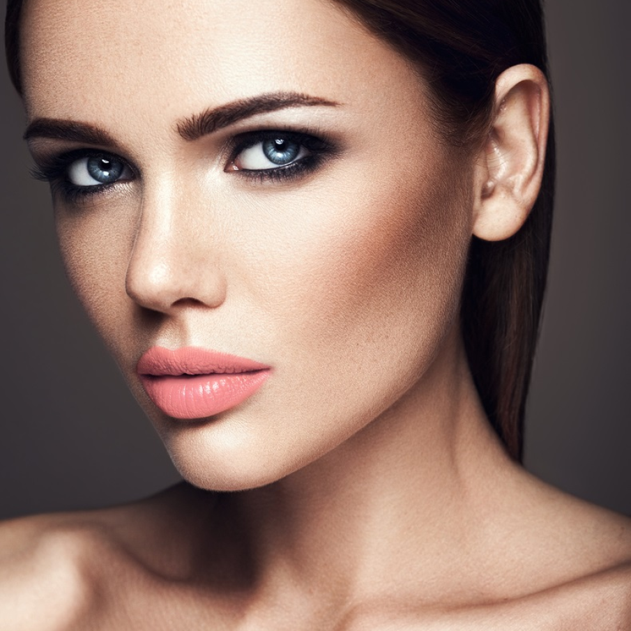 Negrul intensifică întotdeauna albastrul ochilor și îl face mai profund 