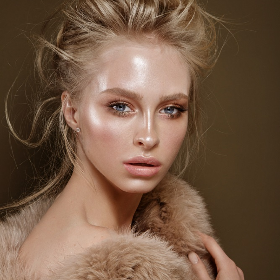 Machiaj tip 'wet look' care pune ochii și pielea în evidență, tenul având accente de luminozitate create cu ajutorul iluminatorului dedicat