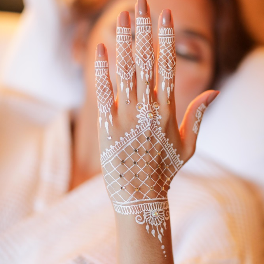 Manusi de mireasa pictate cu henna alba 