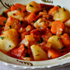 Gulyas de cartofi cu legume