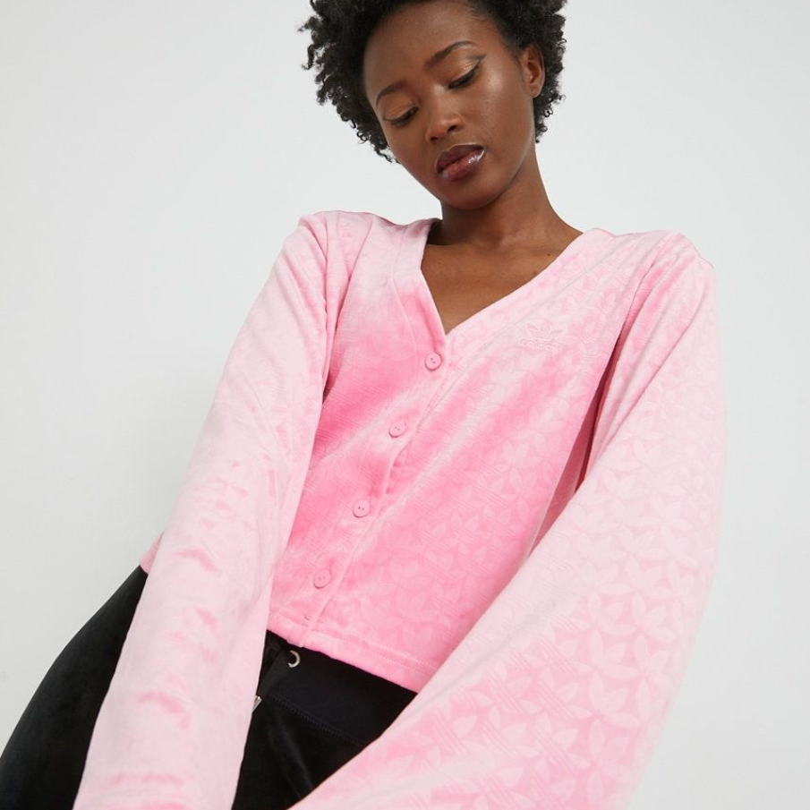 Bluza roz adidas Originals confecționată din tricot velur. Se închide simplu, cu nasturi. 