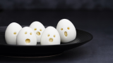 Mâncare de Halloween pentru copii: ouă fierte decupate cu ochi și guriță astfel încât să reprezinte o veritabilă fantomă