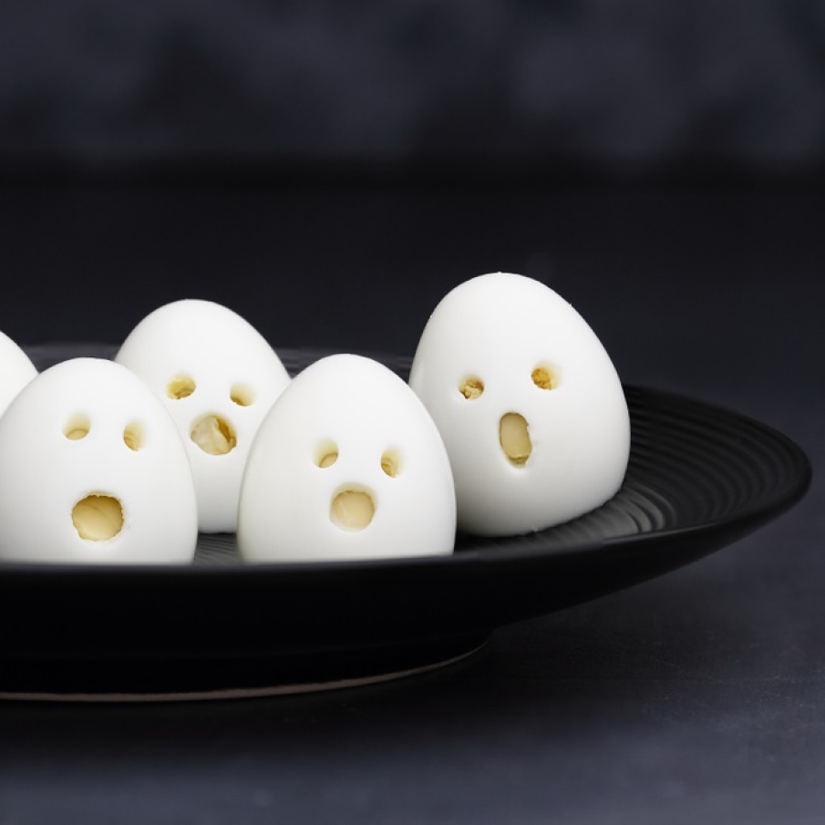 Mâncare de Halloween pentru copii: ouă fierte decupate cu ochi și guriță astfel încât să reprezinte o veritabilă fantomă