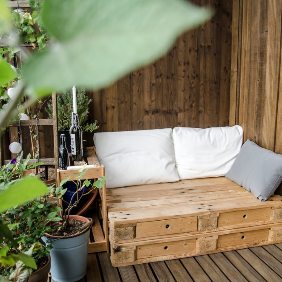 Daca ai un balcon mai spatios, de modul patrat, o canapea din lemn, decorata cu cateva perne confortabile, poate fi micul tau colt de relaxare