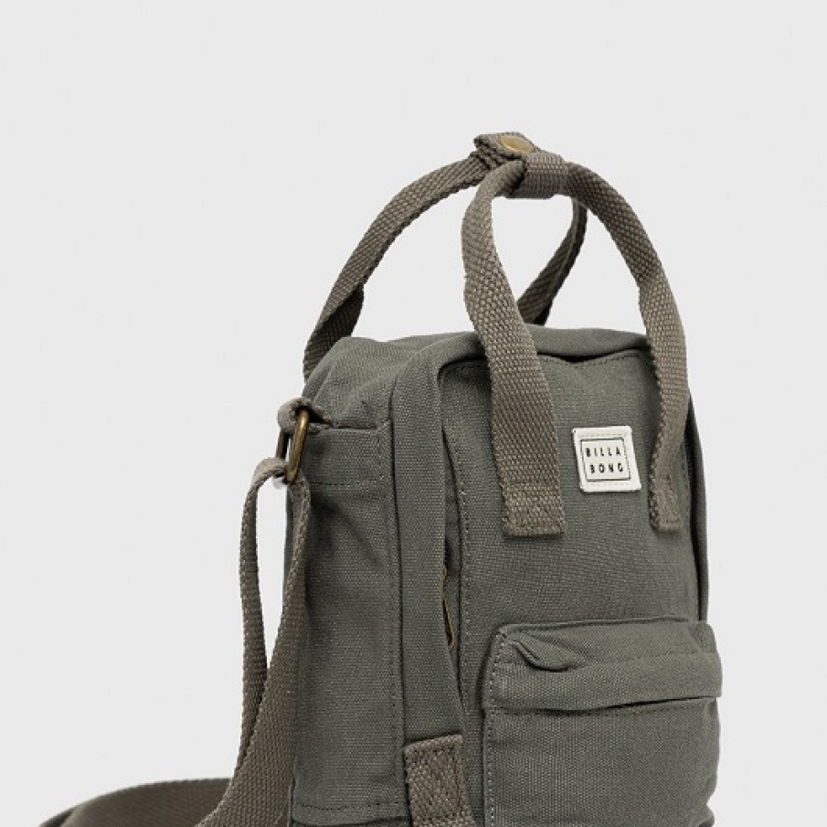 Borsetă crossbody Billabong în stil militar și în nuanță de verde. Are o înălțime de 21 cm. 