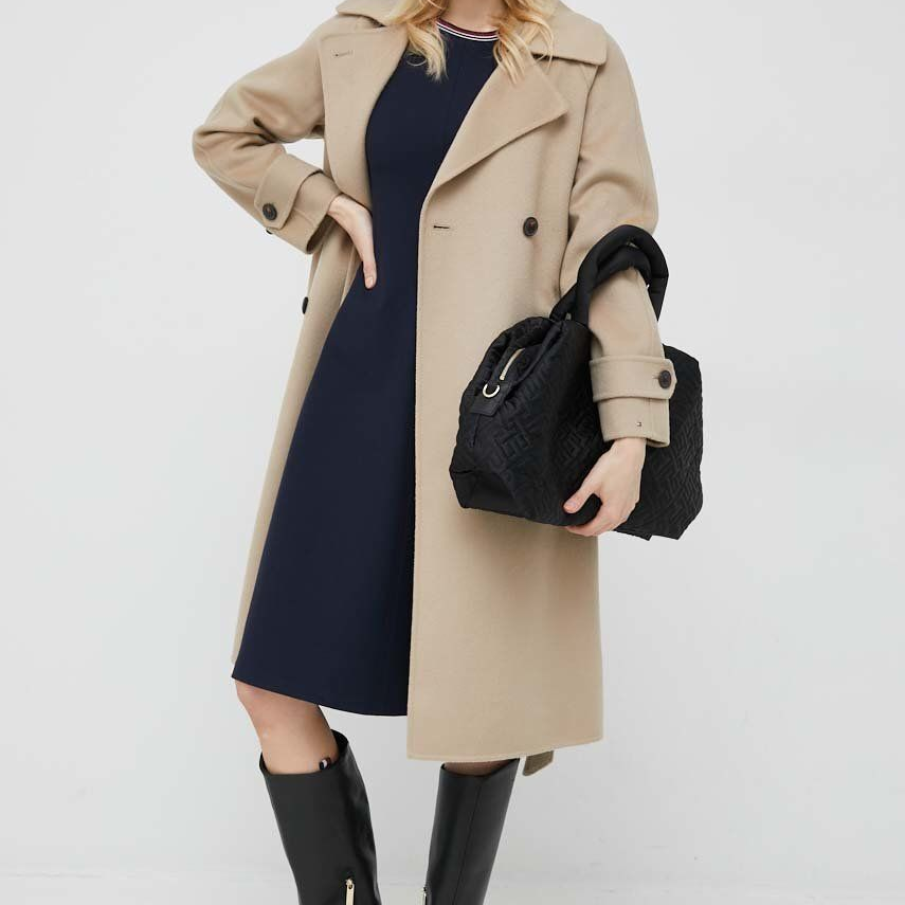 Geantă Tommy Hilfiger din material textil  realizat parțial din poliester reciclat. Dispune de curea atașabilă fără reglare