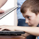 Utilizarea excesivă a internetului, informațiile false și cyberbullying-ul, principalele riscuri la care pandemia îi expune pe copii și părinți