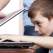 Utilizarea excesivă a internetului, informațiile false și cyberbullying-ul, principalele riscuri la care pandemia îi expune pe copii și părinți