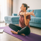 7 activități fizice ușoare pe care să le încerci acasă